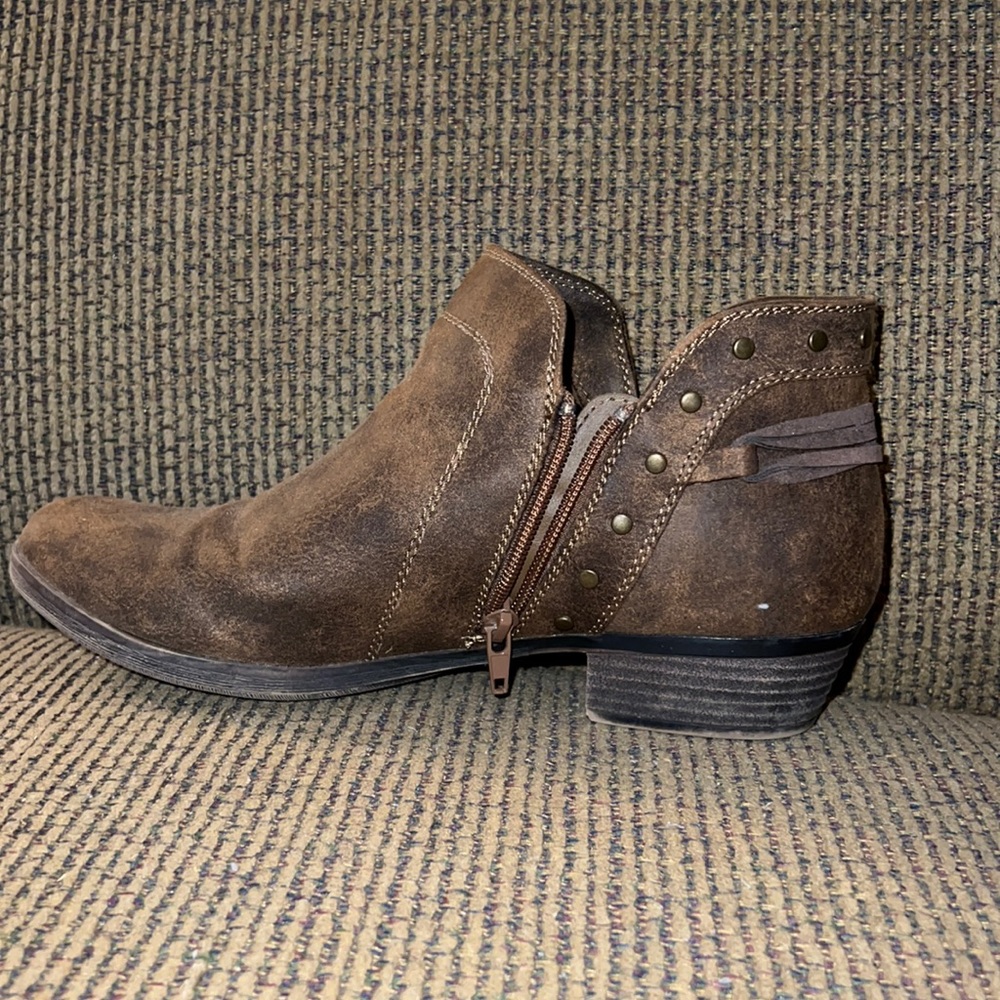 Cute brown ankle boots with zipper